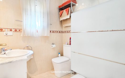 **RESERVERAD** Väldigt charmig fristående villa, 2 sovrum, 1 badrum. Söderläge, takterrass, El Raso.