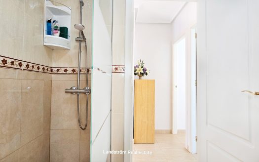 **RESERVERAD** Väldigt charmig fristående villa, 2 sovrum, 1 badrum. Söderläge, takterrass, El Raso.