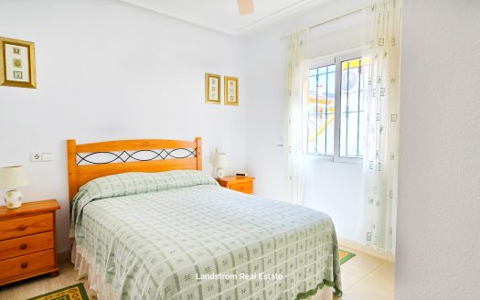 **RESERVERAD** Väldigt charmig fristående villa, 2 sovrum, 1 badrum. Söderläge, takterrass, El Raso.