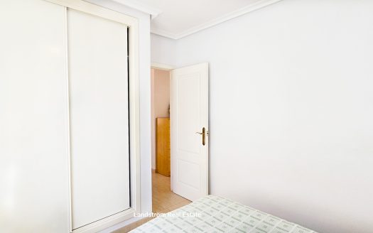 **RESERVERAD** Väldigt charmig fristående villa, 2 sovrum, 1 badrum. Söderläge, takterrass, El Raso.