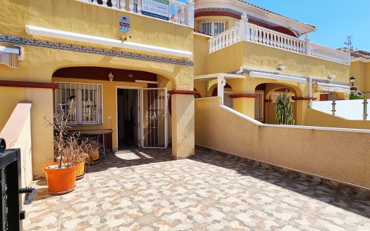 Mysigt radhus 2 sovrum, 1 badrum samt toalett. Söderläge i La Macarena, Torrevieja.