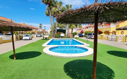 Mysigt radhus 2 sovrum, 1 badrum samt toalett. Söderläge i La Macarena, Torrevieja.