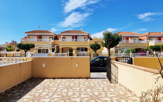 Mysigt radhus 2 sovrum, 1 badrum samt toalett. Söderläge i La Macarena, Torrevieja.