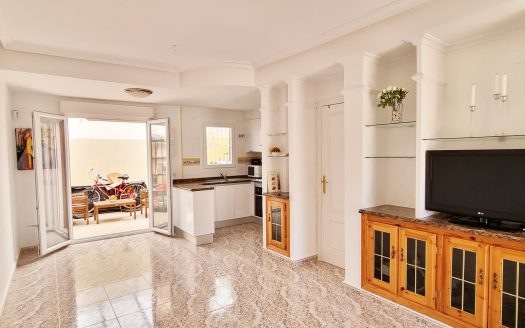 Mysigt radhus 2 sovrum, 1 badrum samt toalett. Söderläge i La Macarena, Torrevieja.
