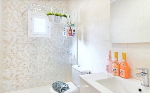 Nyrenoverad fristående villa – rymlig, flexibel och perfekt belägen, Playa Flamenca