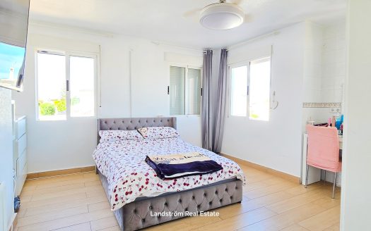 Nyrenoverad fristående villa – rymlig, flexibel och perfekt belägen, Playa Flamenca