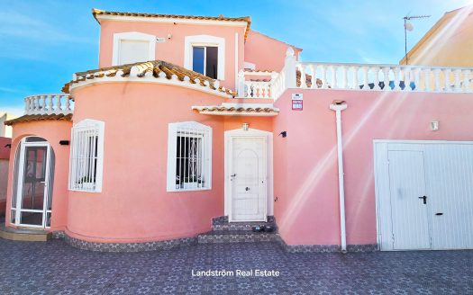 Nyrenoverad fristående villa – rymlig, flexibel och perfekt belägen, Playa Flamenca