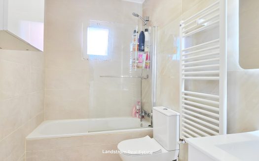 Nyrenoverad fristående villa – rymlig, flexibel och perfekt belägen, Playa Flamenca