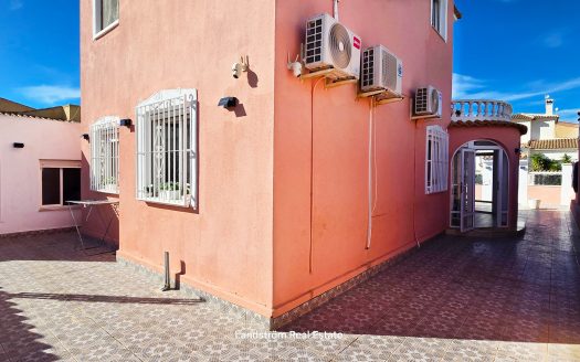 Nyrenoverad fristående villa – rymlig, flexibel och perfekt belägen, Playa Flamenca