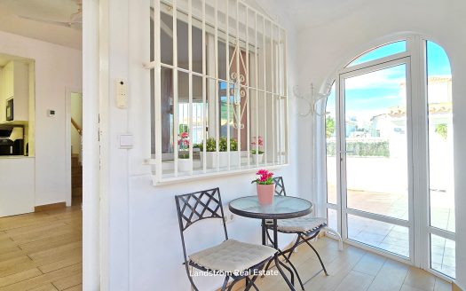 Nyrenoverad fristående villa – rymlig, flexibel och perfekt belägen, Playa Flamenca