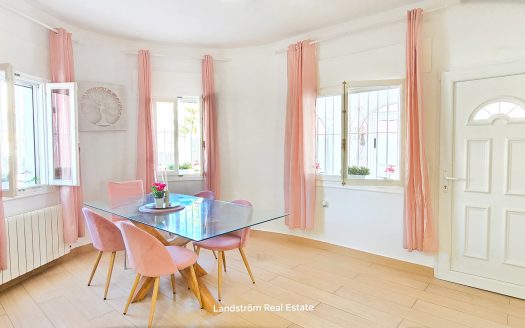 Nyrenoverad fristående villa – rymlig, flexibel och perfekt belägen, Playa Flamenca