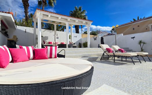 Mysig Villa med Huvudbostad, Gästannex, Garage samt pool. Quesada