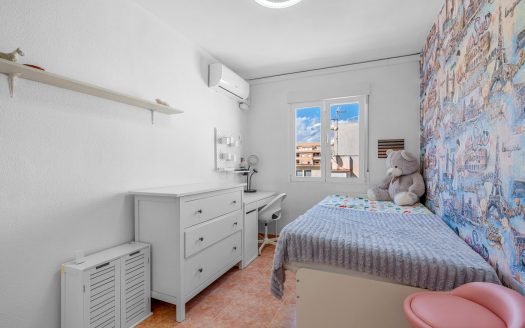 Helrenoverad lägenhet, 3 sovrum 2 badrum i centrala torrevieja.