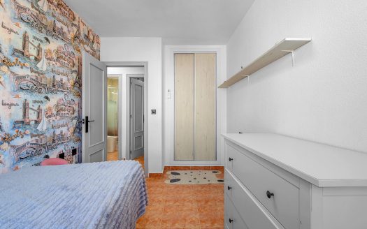 Helrenoverad lägenhet, 3 sovrum 2 badrum i centrala torrevieja.