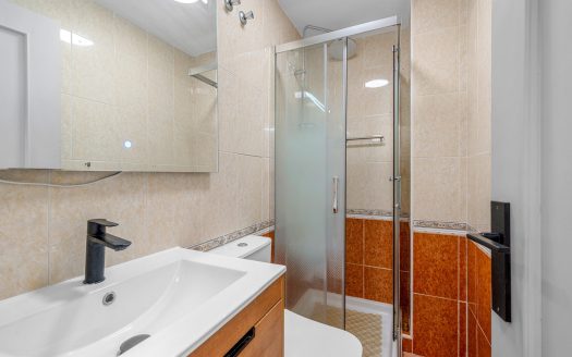 Helrenoverad lägenhet, 3 sovrum 2 badrum i centrala torrevieja.