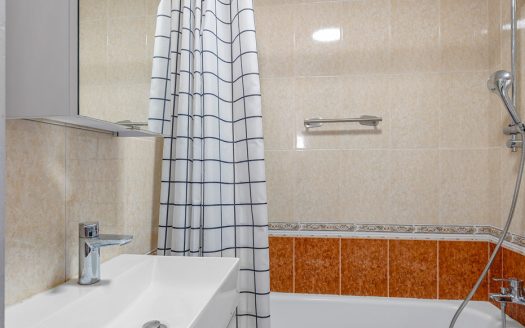 Helrenoverad lägenhet, 3 sovrum 2 badrum i centrala torrevieja.