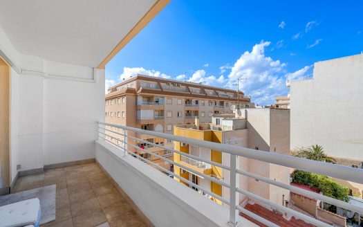 Helrenoverad lägenhet, 3 sovrum 2 badrum i centrala torrevieja.