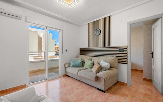 Helrenoverad lägenhet, 3 sovrum 2 badrum i centrala torrevieja.