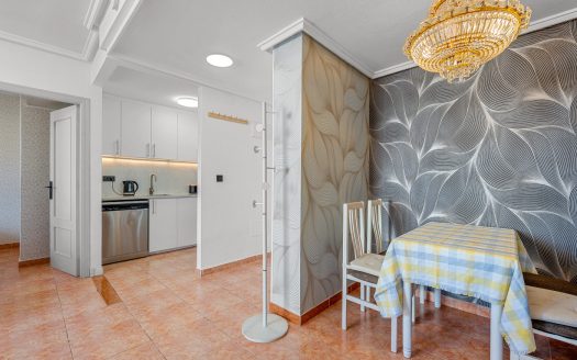 Helrenoverad lägenhet, 3 sovrum 2 badrum i centrala torrevieja.