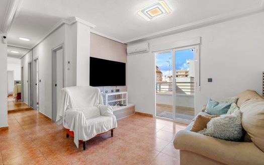 Helrenoverad lägenhet, 3 sovrum 2 badrum i centrala torrevieja.