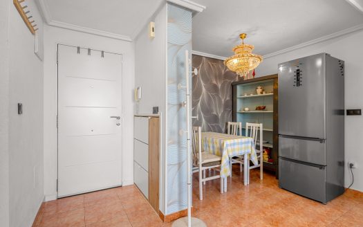 Helrenoverad lägenhet, 3 sovrum 2 badrum i centrala torrevieja.