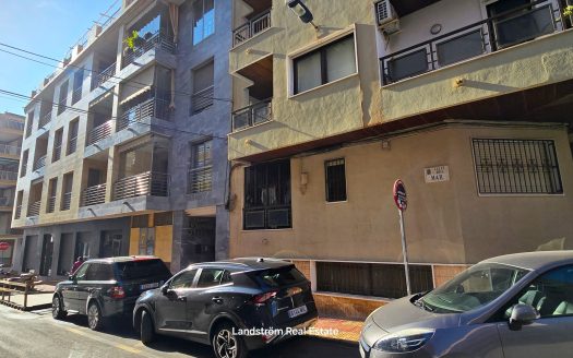 Centrally Renovated Second-Line Apartment with Garage Space