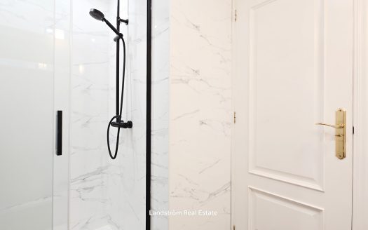 Centrally Renovated Second-Line Apartment with Garage Space