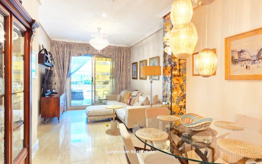 Centrally Renovated Second-Line Apartment with Garage Space