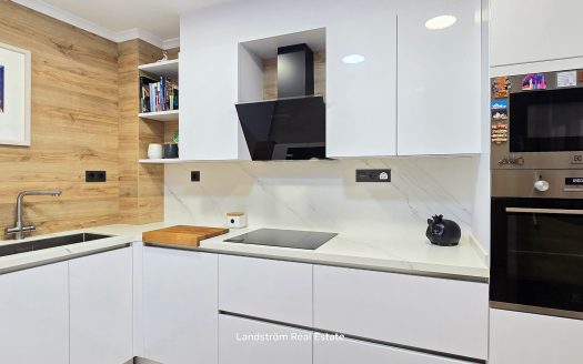 Centrally Renovated Second-Line Apartment with Garage Space