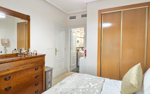 Centrally Renovated Second-Line Apartment with Garage Space