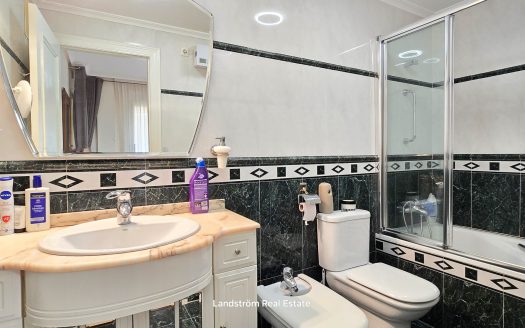 Centrally Renovated Second-Line Apartment with Garage Space