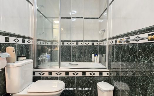 Centrally Renovated Second-Line Apartment with Garage Space