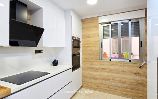 Centrally Renovated Second-Line Apartment with Garage Space