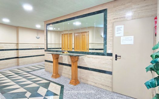 Centrally Renovated Second-Line Apartment with Garage Space