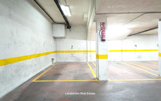 Centrally Renovated Second-Line Apartment with Garage Space