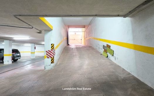 Centrally Renovated Second-Line Apartment with Garage Space