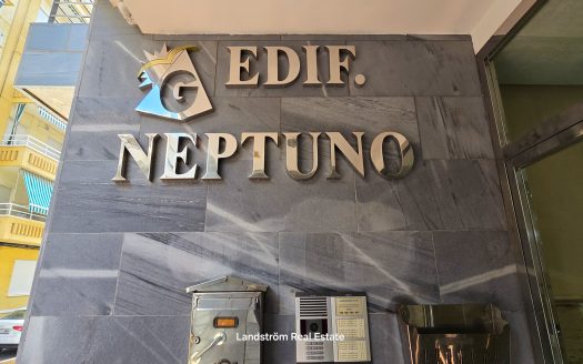 Centrally Renovated Second-Line Apartment with Garage Space