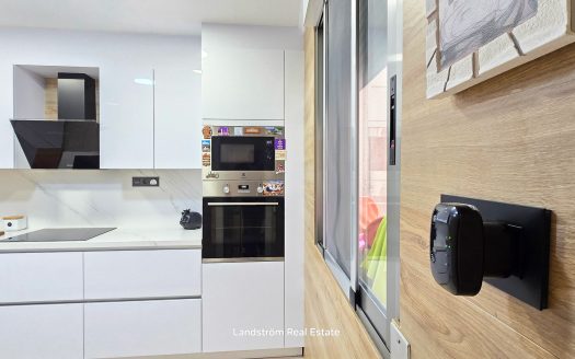 Centrally Renovated Second-Line Apartment with Garage Space