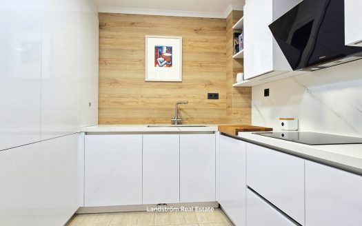 Centrally Renovated Second-Line Apartment with Garage Space