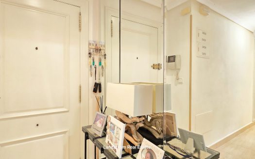 Centrally Renovated Second-Line Apartment with Garage Space