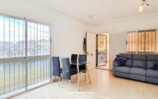 Fristående villa med solig hörntomt, privat pool & separat lägenhet – El Raso