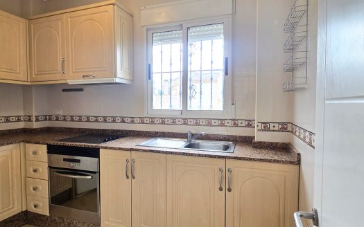 Fristående villa med solig hörntomt, privat pool & separat lägenhet – El Raso