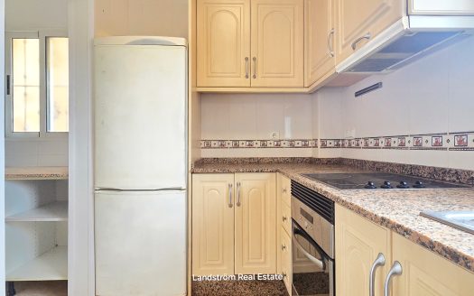 Fristående villa med solig hörntomt, privat pool & separat lägenhet – El Raso