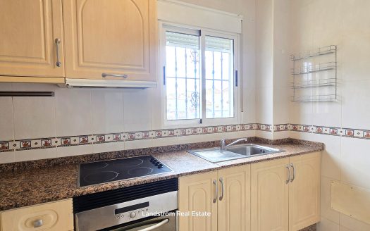 Fristående villa med solig hörntomt, privat pool & separat lägenhet – El Raso