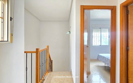 Fristående villa med solig hörntomt, privat pool & separat lägenhet – El Raso