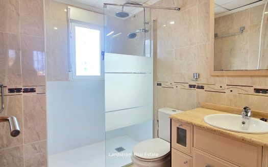 Fristående villa med solig hörntomt, privat pool & separat lägenhet – El Raso