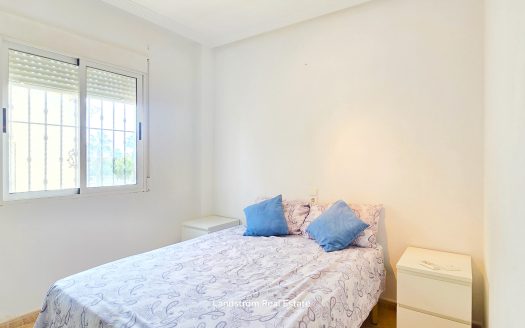 Fristående villa med solig hörntomt, privat pool & separat lägenhet – El Raso