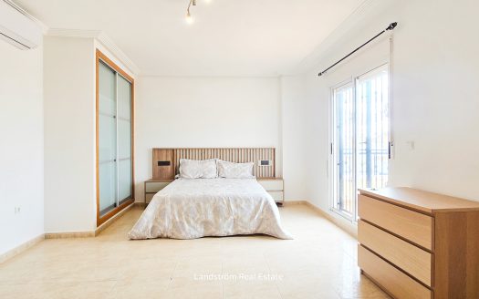 Fristående villa med solig hörntomt, privat pool & separat lägenhet – El Raso