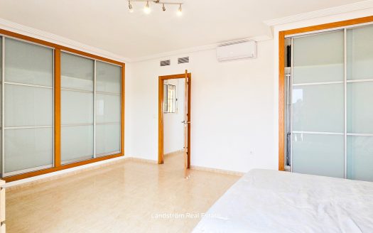 Fristående villa med solig hörntomt, privat pool & separat lägenhet – El Raso