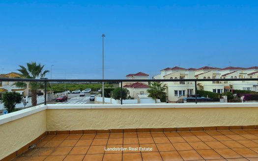 Fristående villa med solig hörntomt, privat pool & separat lägenhet – El Raso